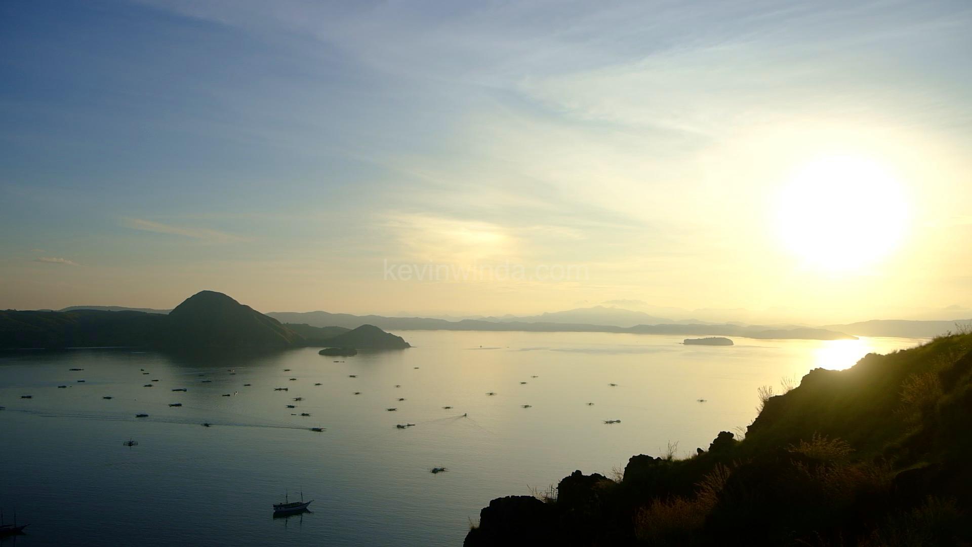 Padar Island sunrise, bay | Bali Komodo Island Tour, Indonesia boat trip sailing adventure