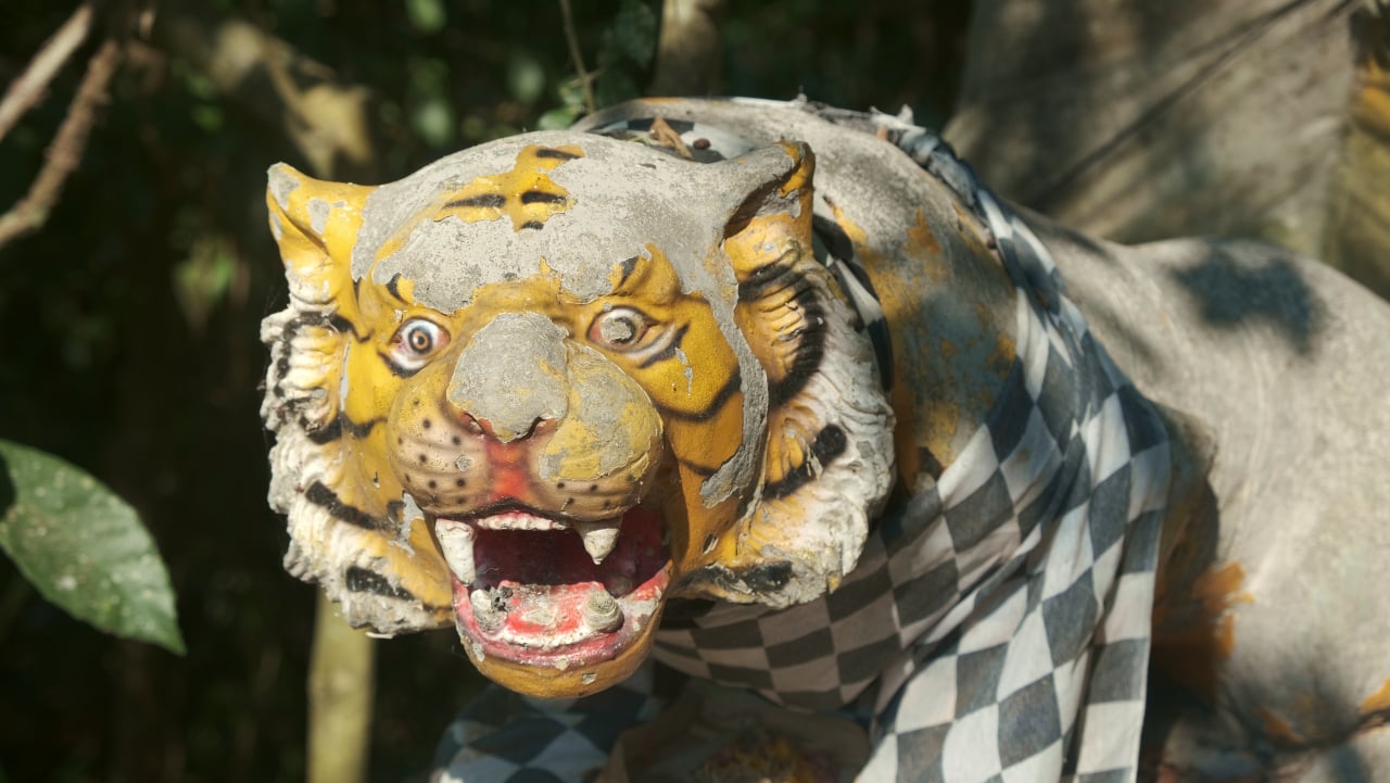 Uluwatu Temple on a Cliff Tiger sculpture, Hidden, Bali Temples sculpture DSCF0102