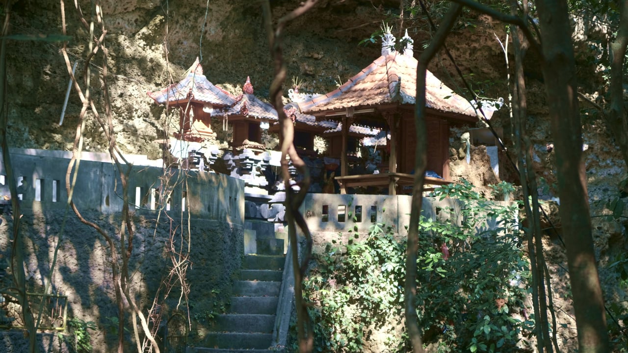 Uluwatu Rock Temple on a Cliff Hidden – Bali Temples. Jungle Temple roof view alternative, nature DSCF0092
