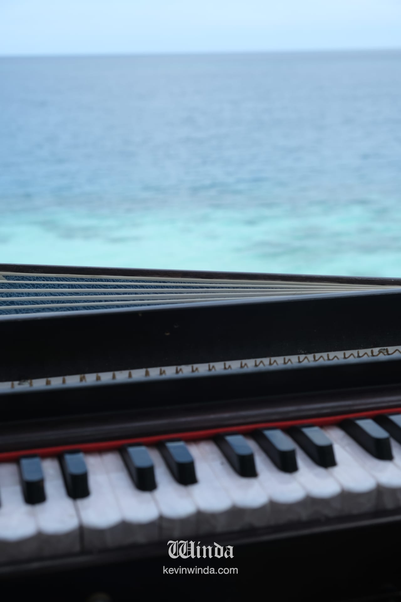 Drone sound therapy by the sea: Experiencing deeper meditative states – grounding in nature with sustained tones for inner harmony, enhanced meditative depth and intuition