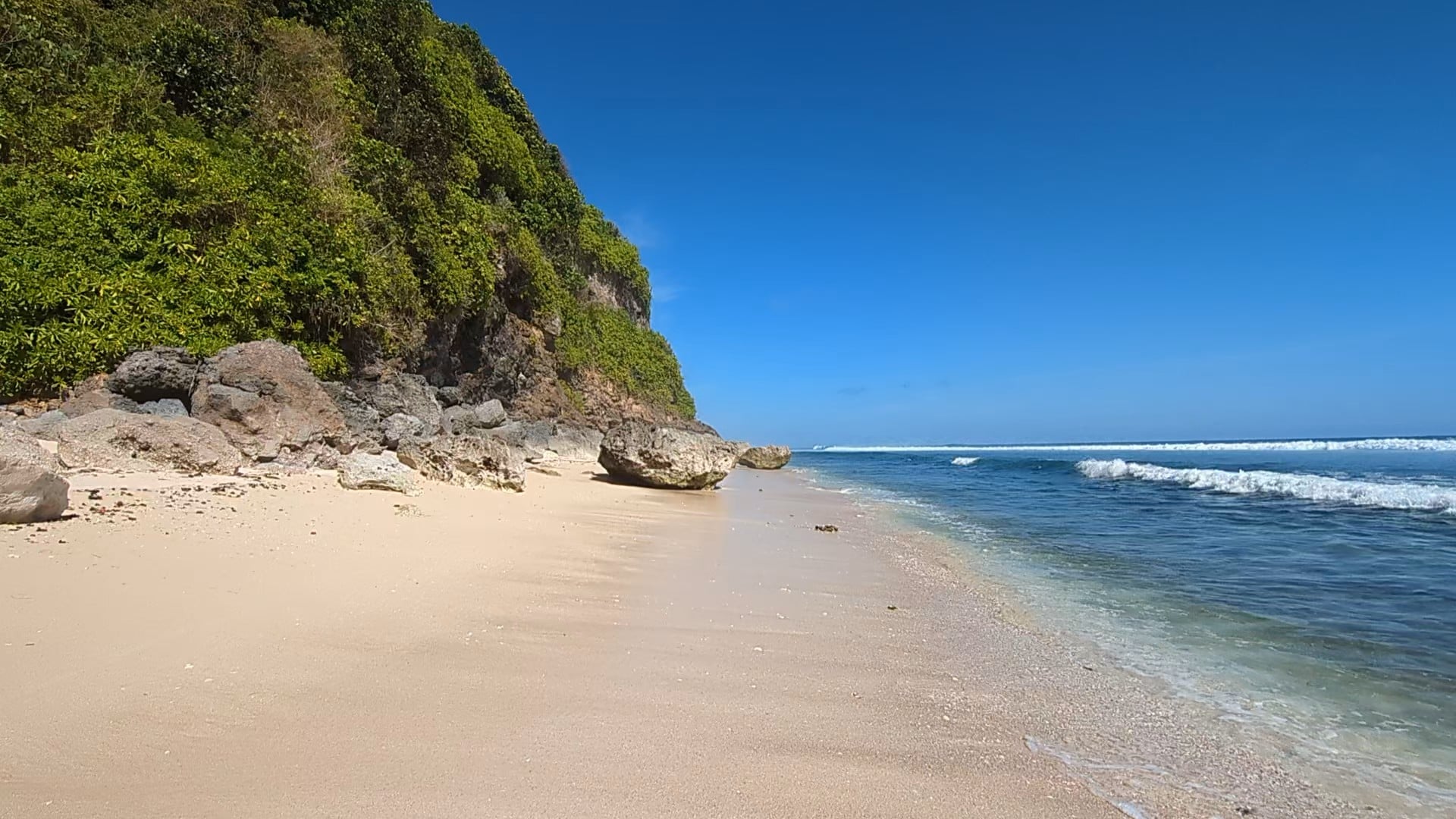Alila Uluwatu Beach sand, water