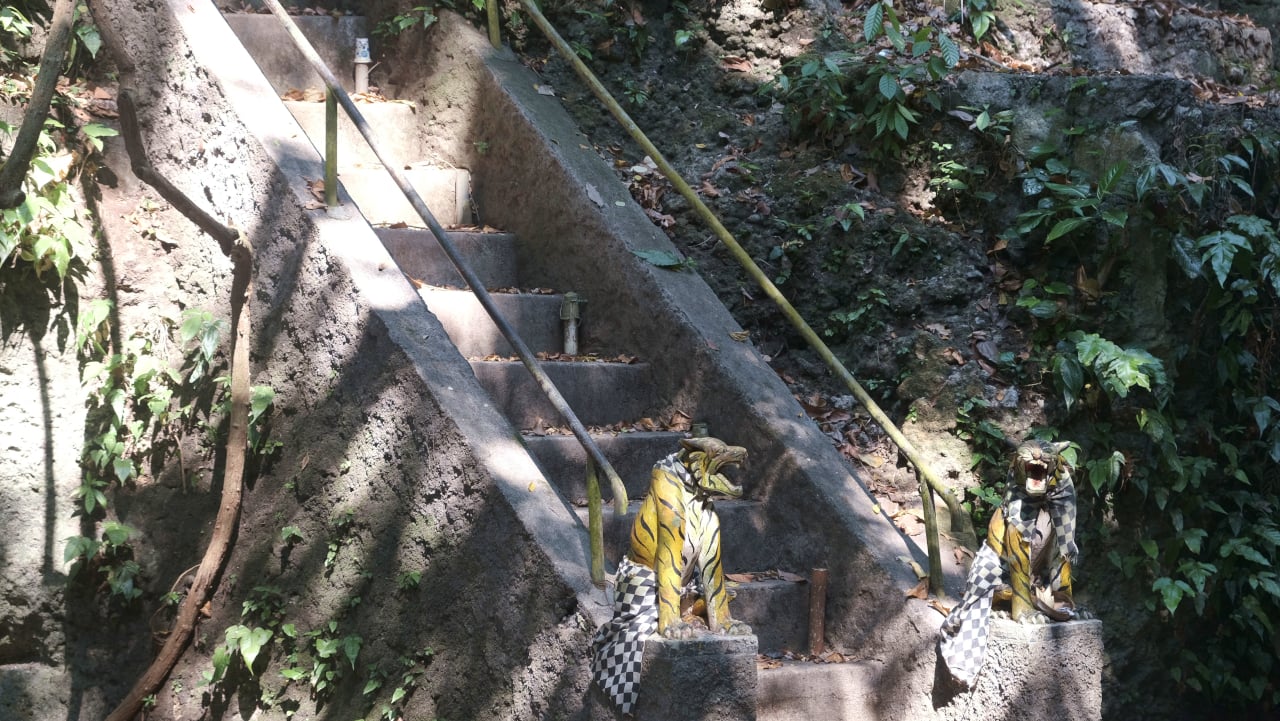 Bali Temples - Uluwatu Temple, Hidden Jungle Temple entrance Tigers sculpture, DSCF0081