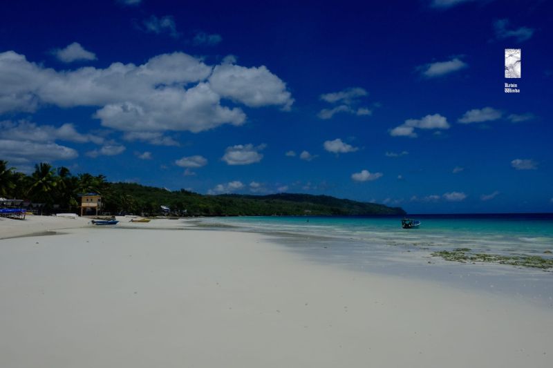 White snad beach in South East Sulawesi Indonesia with crystal-clear waters surrounded by tropical islands ideal for sustainable exploration